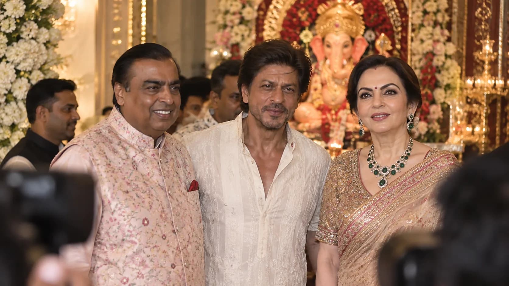 पैपराजी के सामने नहीं आए Shah Rukh Khan, फिर Ambani के Ganesh उत्सव की अंदर की तस्वीर ने खोला राज