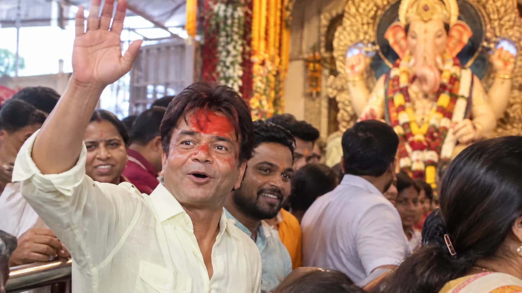 Rajpal Yadav at Lalbaugcha Raja: VIP रास्ते के बजाय आम श्रद्धालुओं की लाइन में लगे राजपाल यादव, वीडियो ने खींचा ध्यान