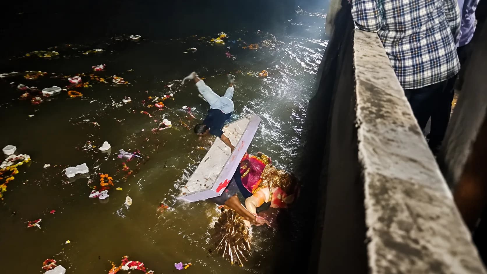 तेलंगाना में गणेश विसर्जन के दौरान हादसा: मूसी नदी में प्रतिमा के साथ गिरा युवक, सुरक्षित बाहर निकला