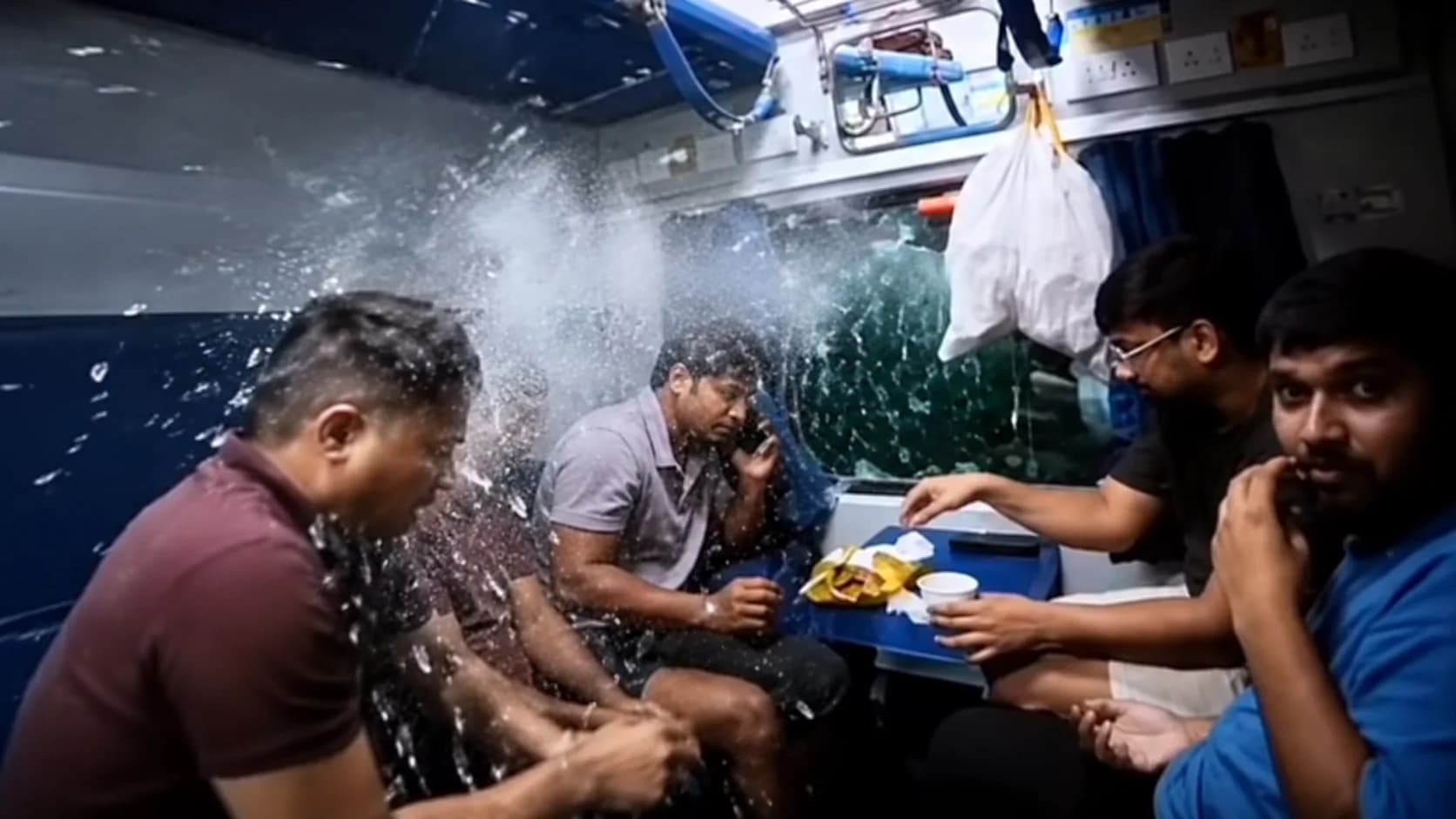 Nagpur-Mumbai Duronto पर पथराव: चलते ट्रेन की खिड़की का शीशा टूटा, तीन कोच प्रभावित; जांच में जुटी RPF-GRP