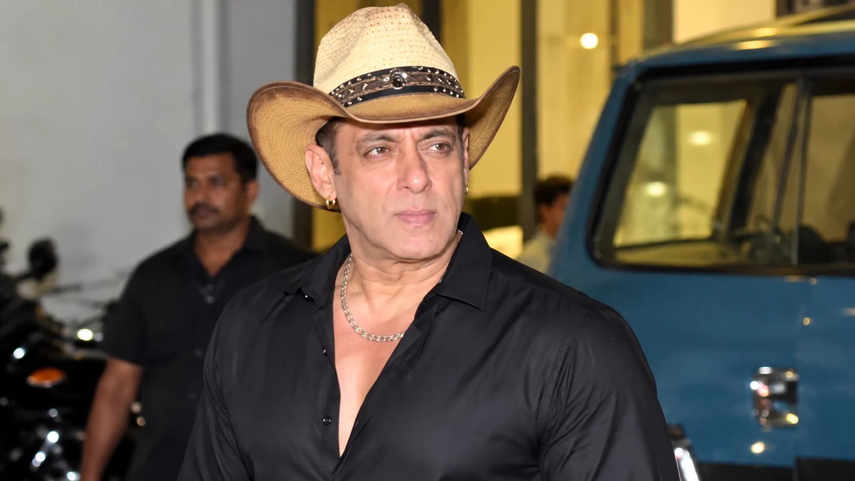 Paparazzi पर नाराजगी के बाद Salman Khan ने कैमरों के सामने दिया पोज, इंटरनेट बोला- ‘Shareef ho gaye’