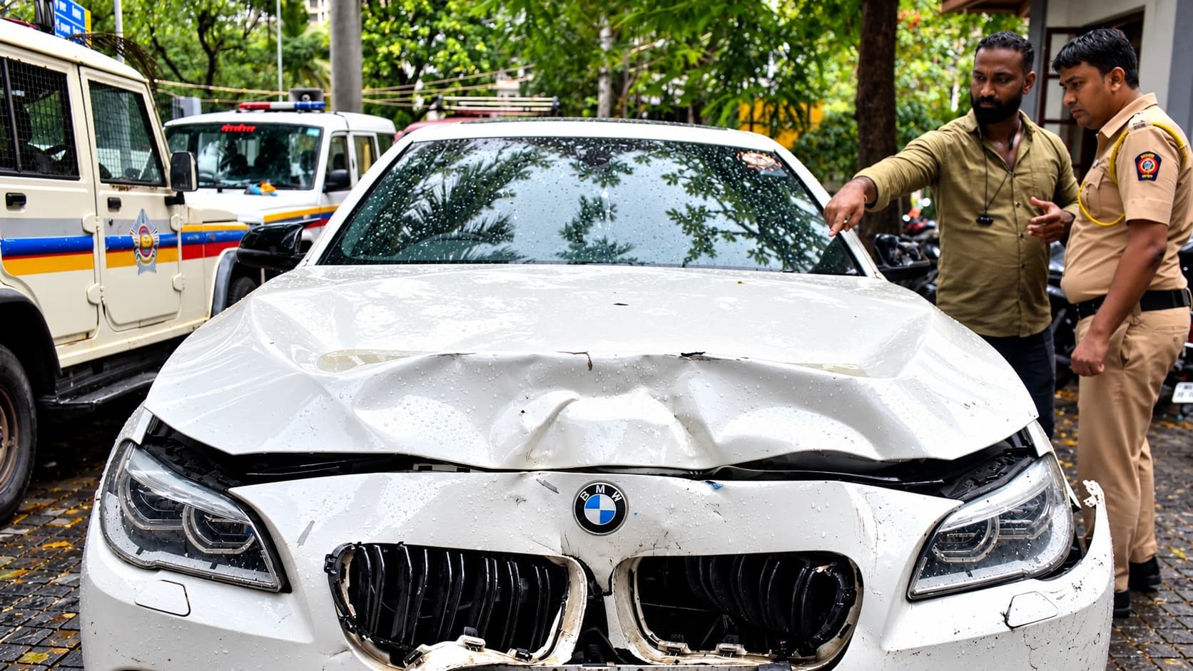 मुंबई में BMW चालक की दबंगई का वीडियो वायरल, ट्रैफिक पुलिसकर्मी के सामने बढ़ाई कार; जुहू पुलिस ने दर्ज किया मामला